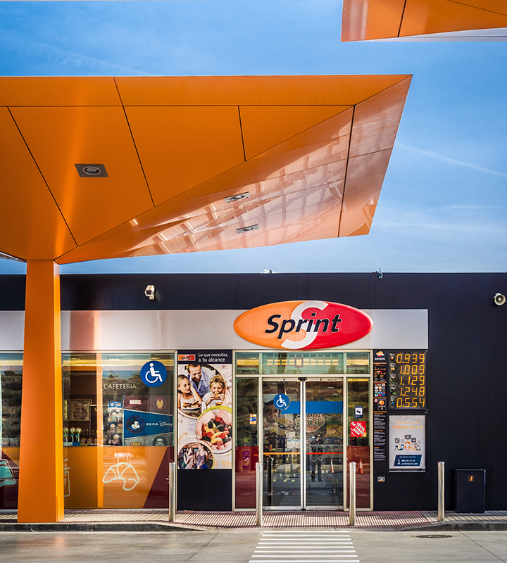 Exterior de tienda en estación de servicio