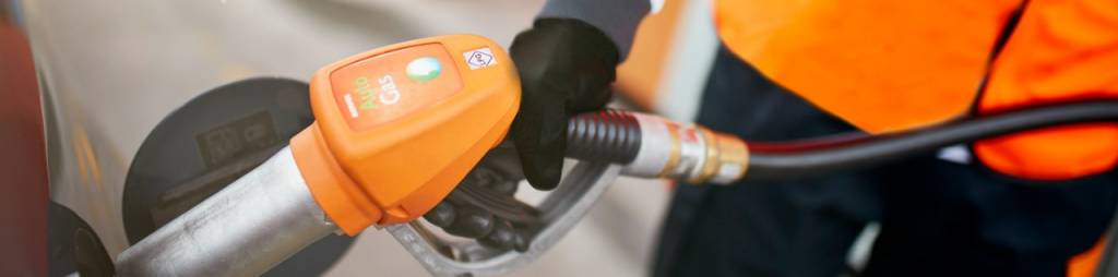 Personal de Repsol repostando autogas