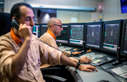 Técnicos en sala de control de Repsol