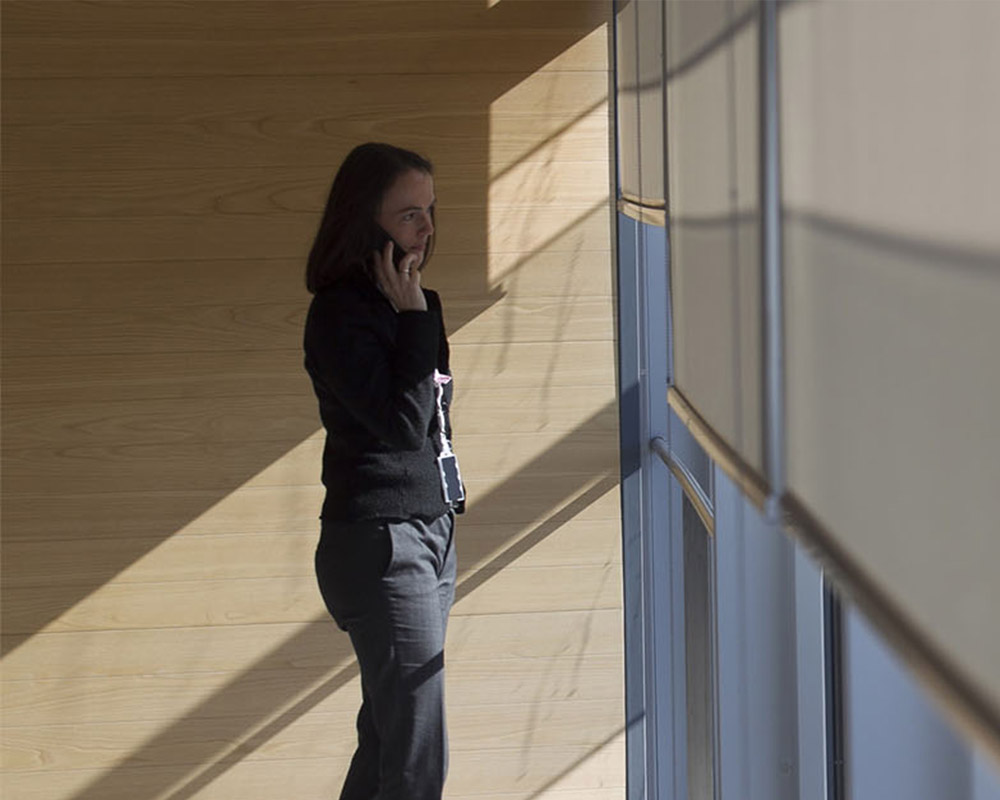 Mujer hablando por teléfono