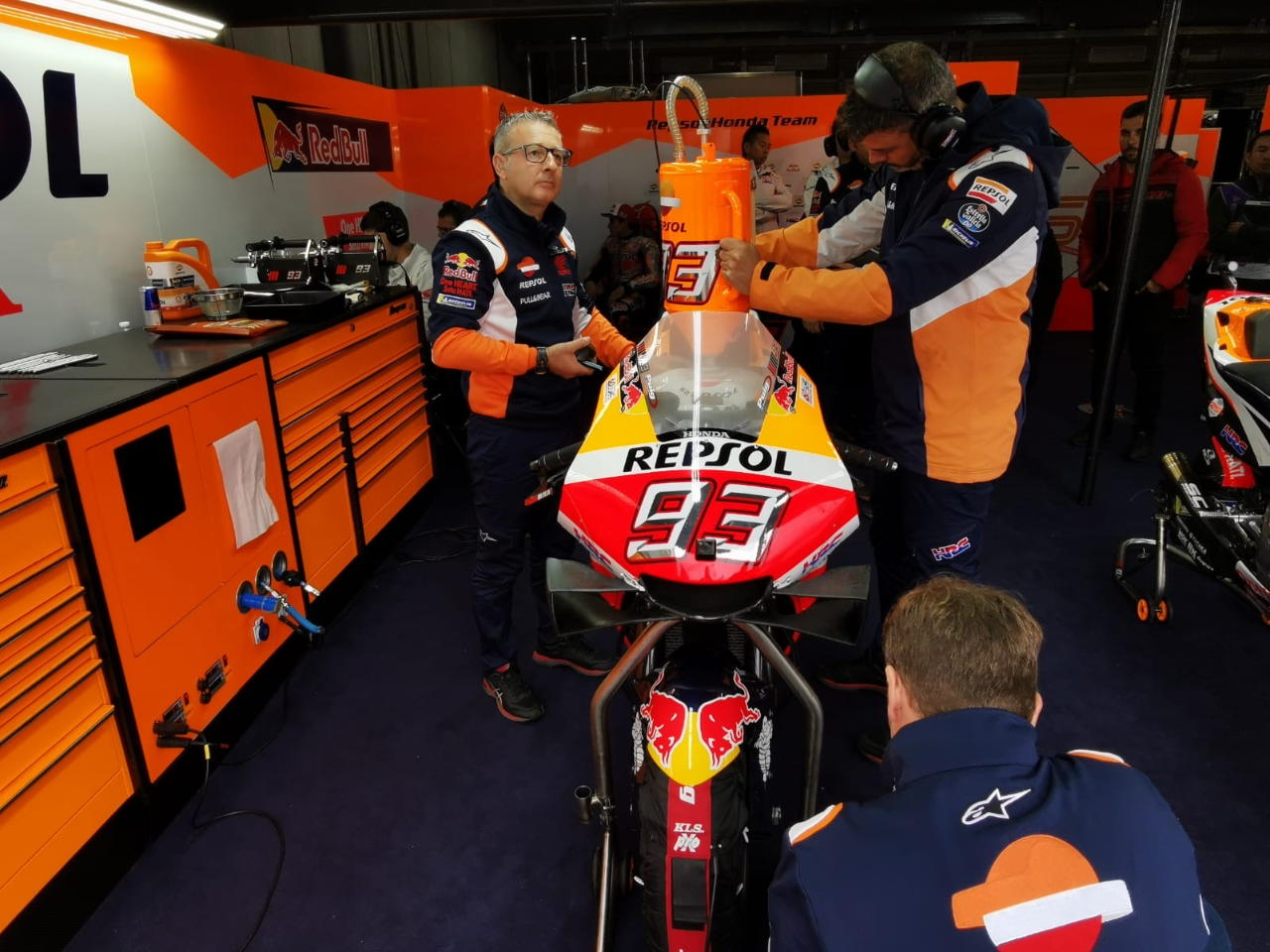 Piloto compitiendo moto Repsol