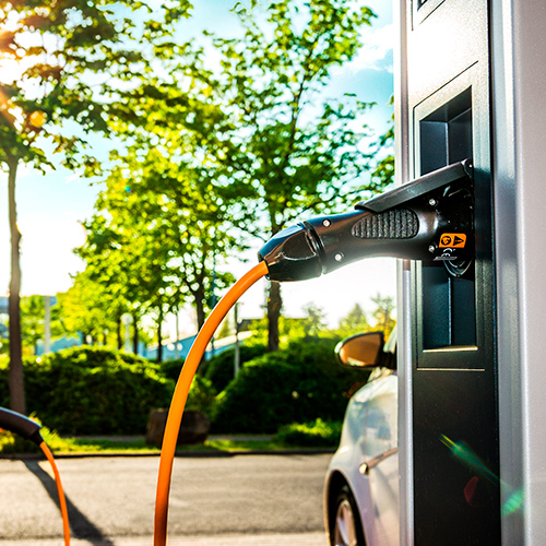 Coche eléctrico enchufado en un punto de recarga público