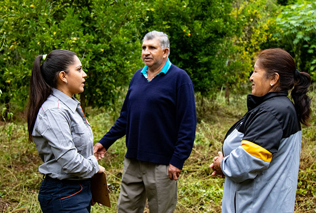 Repsol en Bolivia. Varias personas charlando en una plantación 