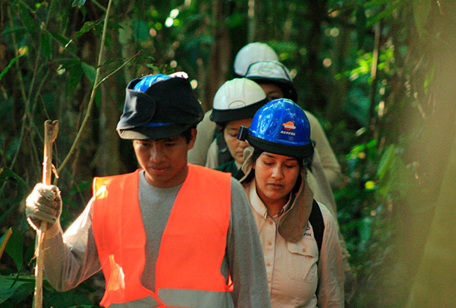 Un grupo de personas de comunidades en el área de influencia de Repsol