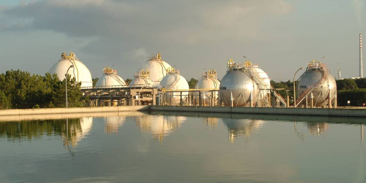 Planta petroquímica y agua alrededor