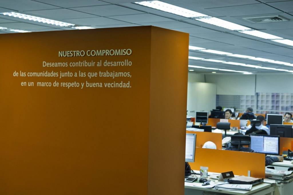 Cartel con un mensaje del Compromiso Repsol, en la sede de Campus