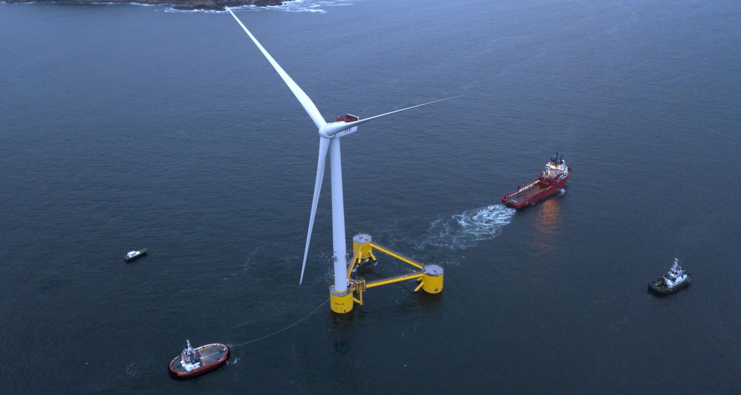 Vista de un aerogenerador marino del proyecto WindFloat