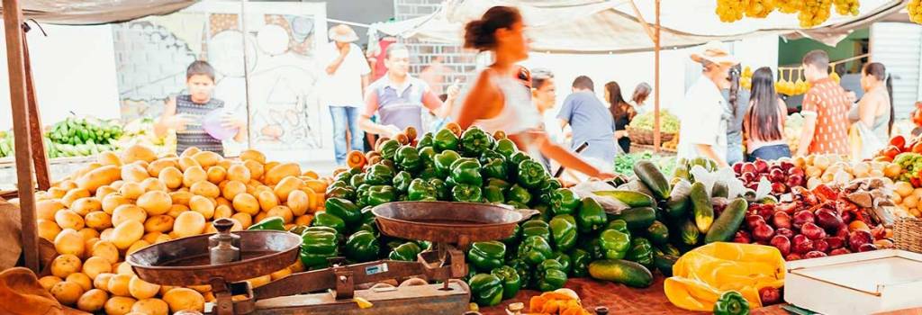 Puesto de verduras en mercadillo callejero. 