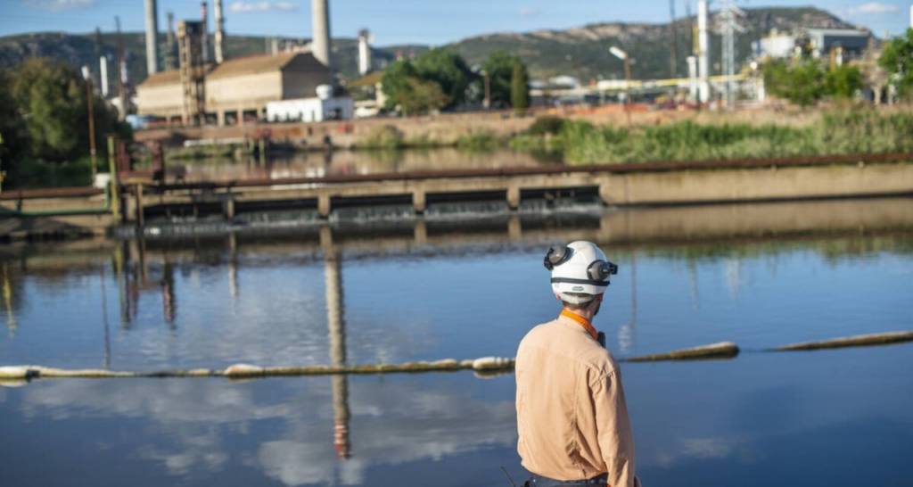 Opeario frente a tanque de agua