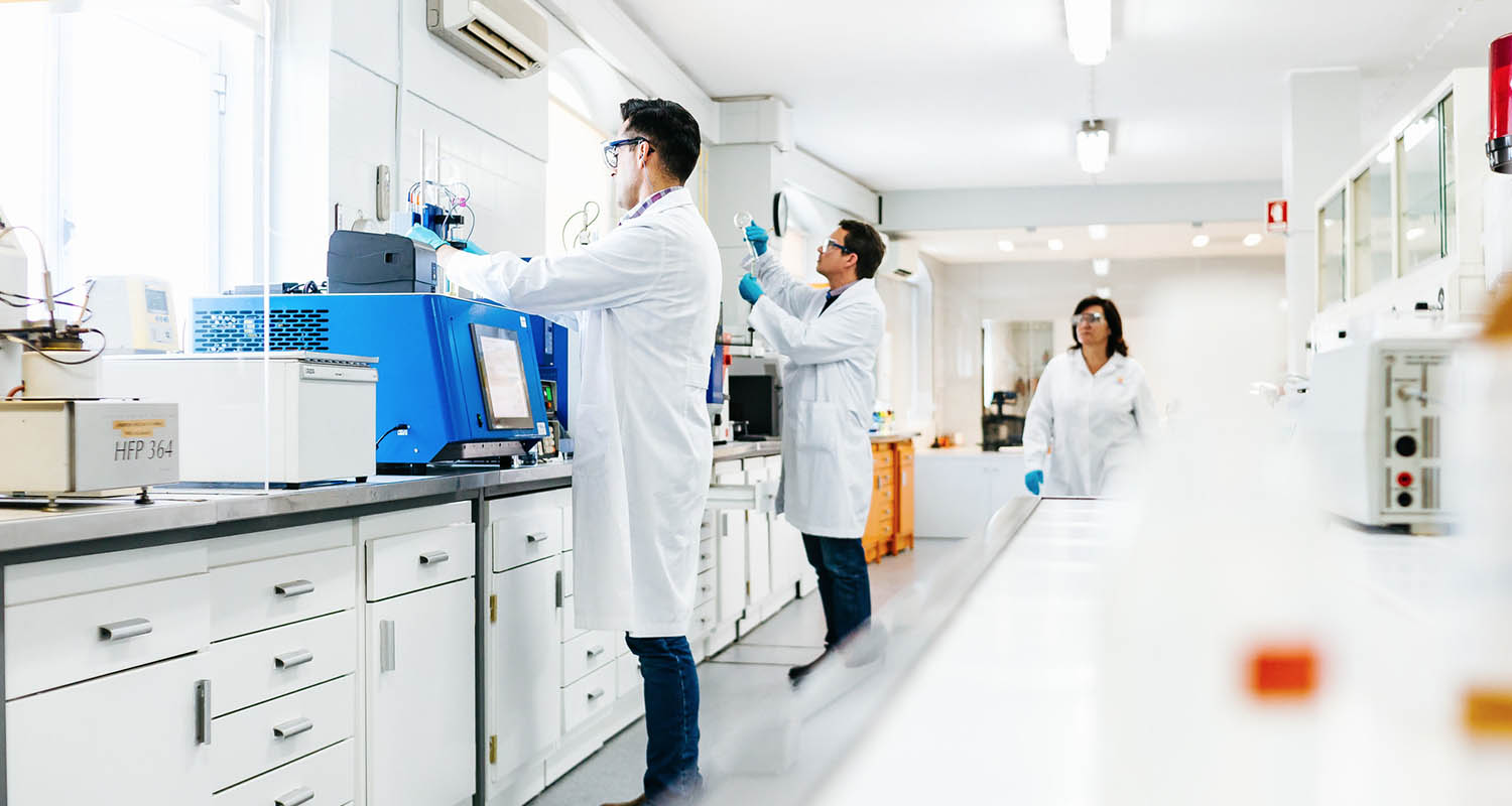 Un grupo de investigadores en el laboratorio