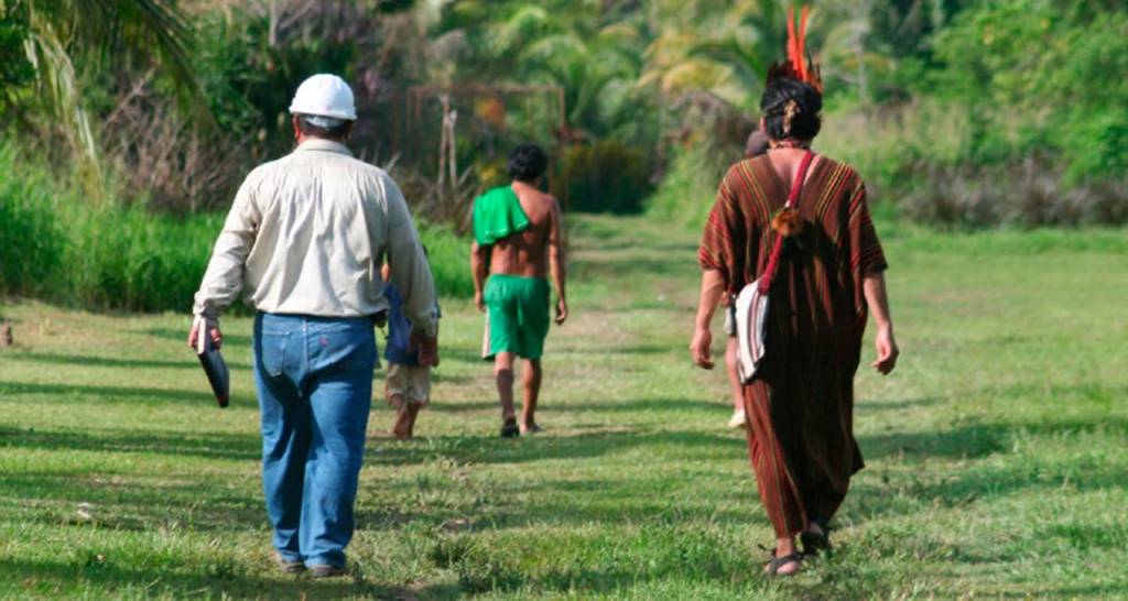 Un trabajar de Repsol con miembros de una comunidad