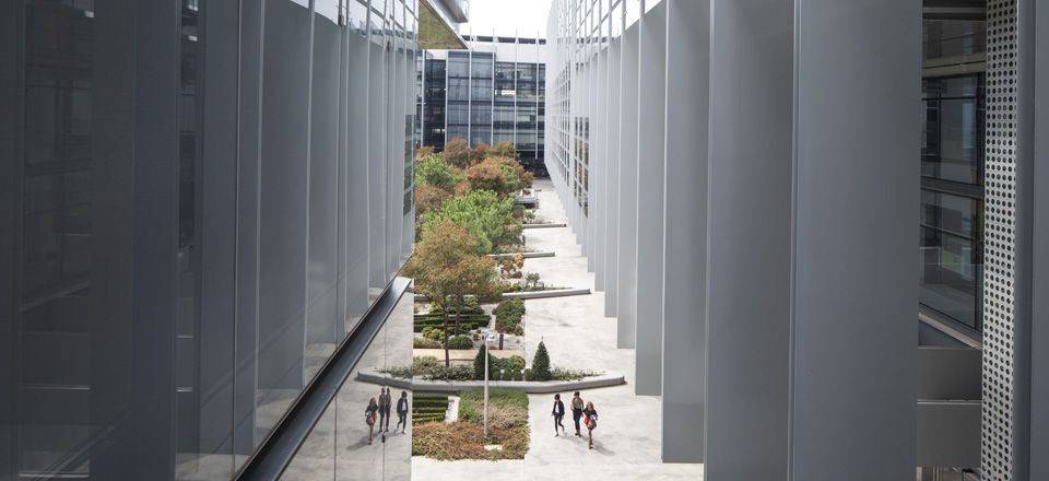 Vista de un patio interior en el Campus Repsol